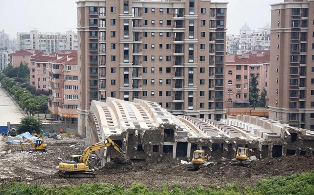 В китайском городе Гуйчжоу обрушился автомобильный мост