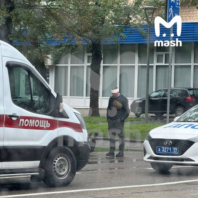 Алексею Блиновскому разбили голову и нос — за то, что муж королевы марафонов снёс зеркало автомобиля на перекрёстке на Шаболовке.