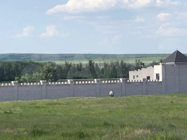 Под Волгоградом продают замок — личную крепость с башнями для лучников выставили за ₽40 млн.