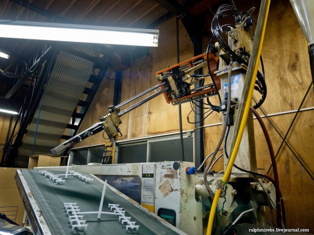 Пять человек и четыре робота