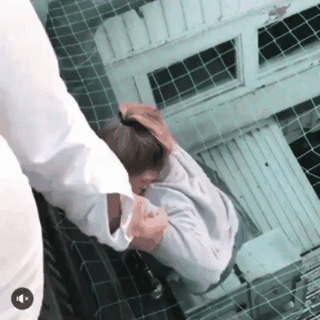 "Ой, юбка задралась..."