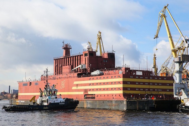 В Кольский залив Мурманска зашла атомная электростанция