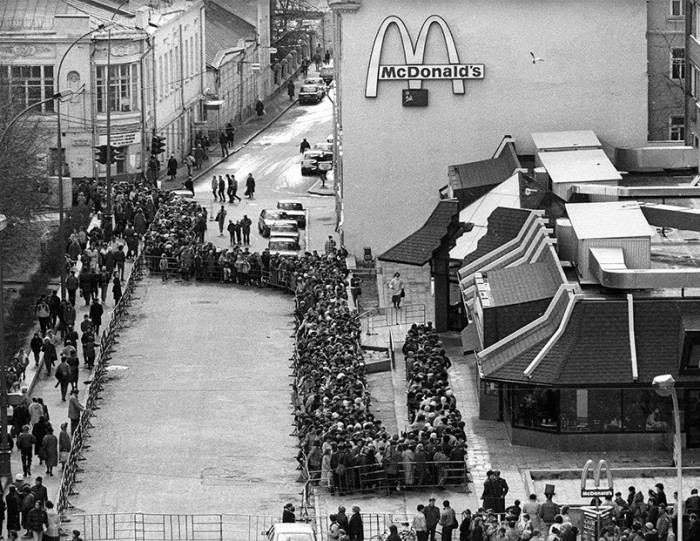 Пустые полки, голодные люди и первые супермаркеты: как выглядела торговля в 1990-е