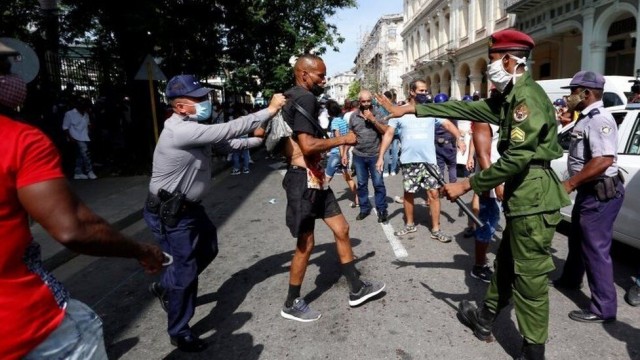 На Кубе прошли крупнейшие за 30 лет антиправительственные митинги. Протестующие требовали ускорить темпы вакцинации