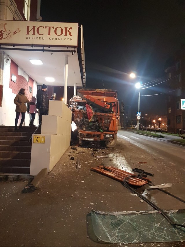 Водитель самосвала осознал, что тормоза покинули чат, и совершил экстренное торможение крыльцом