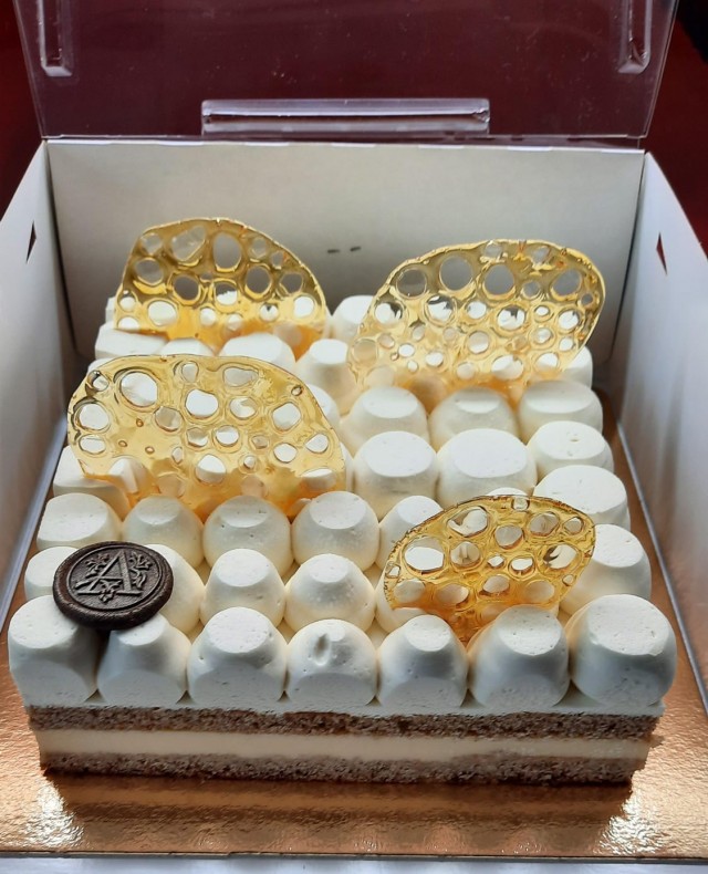 Два бисквитных торта: белый и шоколадный