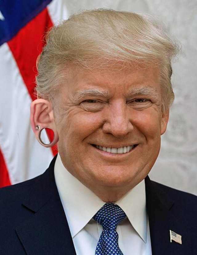 Покушение на Трампа. Синхронизированное видео с разных камер. Видео 4 минуты, ухо трамповое отстреливают в 2:00.