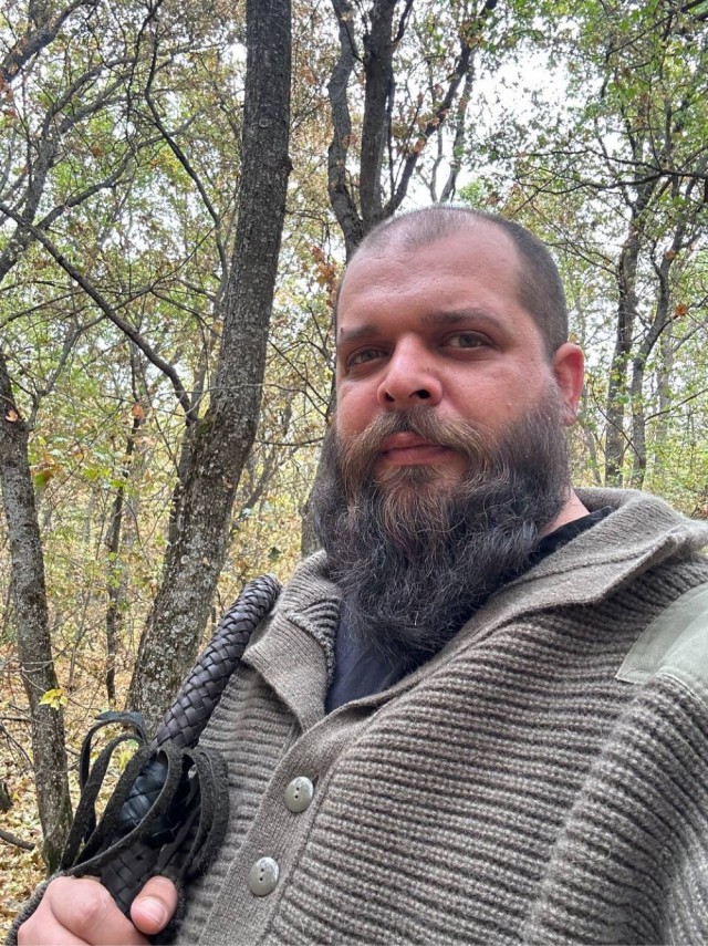В Карелии мужчина столкнулся с медведями, но вместо паники спокойно попросил их уйти