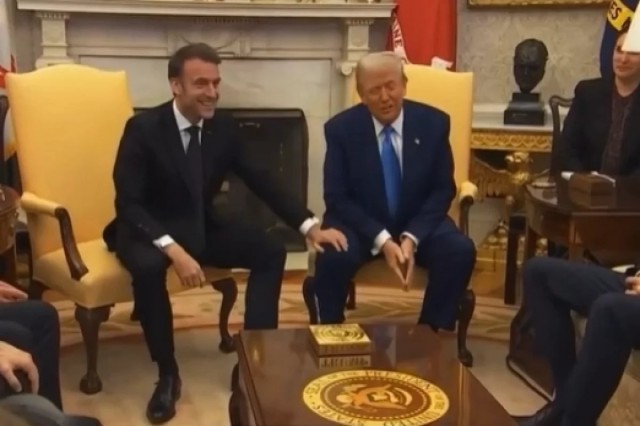 Макрон положил руку на колено Трампу