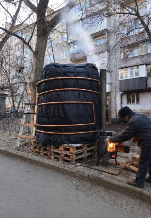 «Грядёт праздник: ни постирать, ни помыться, ни приготовить». В ДНР замёрзли бочки с водой