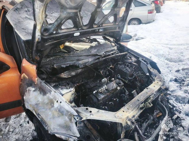 Прохожий спас водителя из горящей машины в Башкирии.