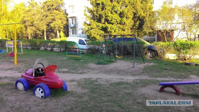 Построили мы детскую площадку во дворе