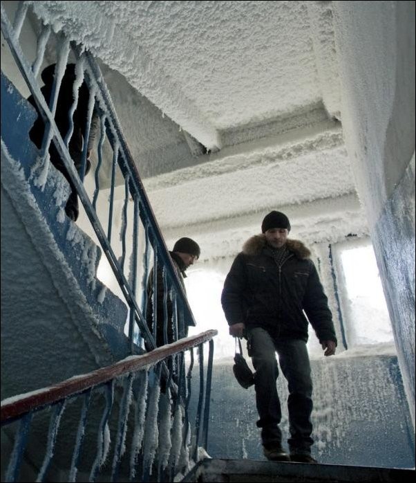 Потолок ледяной, дверь скрипучая...