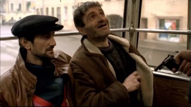 В метро Санкт-Петербурга избили людей с криками «Вагон для белых!»