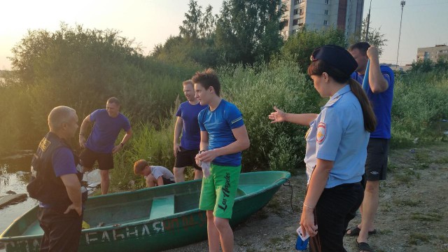 В Озерске дети смастерили лодку Гуччи из пластиковых бутылок и уплыли на ней в поход. В погоню за ними пустились спасатели МЧС