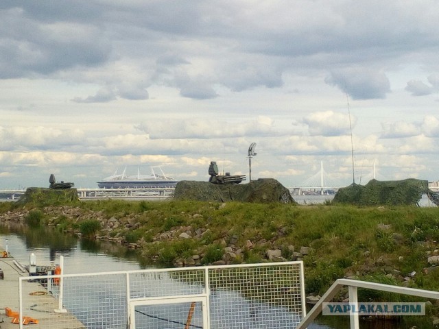 В Петербурге вертолет пролетел под опорой моста. Нарушитель игнорировал все попытки диспетчеров выйти на связь