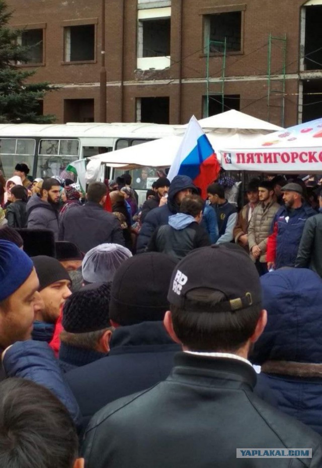 Беспорядки в Ингушетии продолжились: силовики братаются с протестующими
