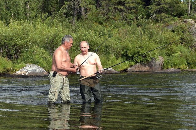 Путин и Шойгу насобирали грибов в тайге