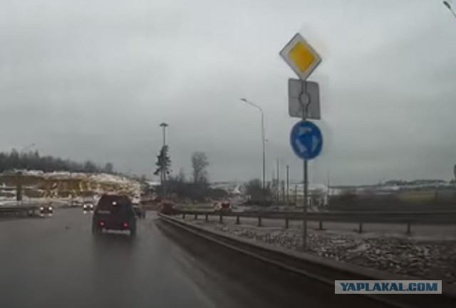 Видишь поворотник? Сразу должен!