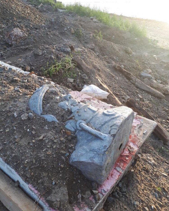 Памятник Юрию Гагарину на Сахалине выбросили на свалку — на его месте построят заправку