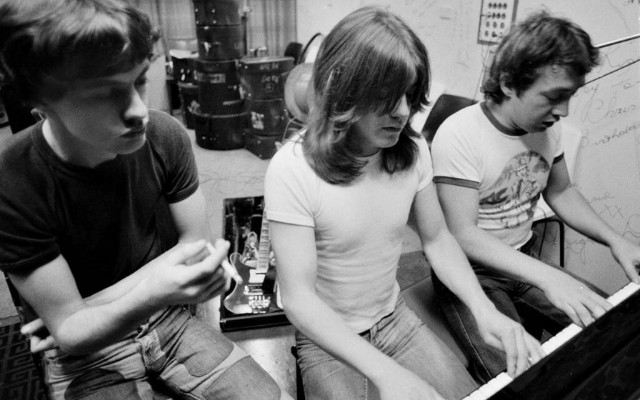Музыка и музыканты: AC/DC ‎– Dirty Deeds Done Dirt Cheap