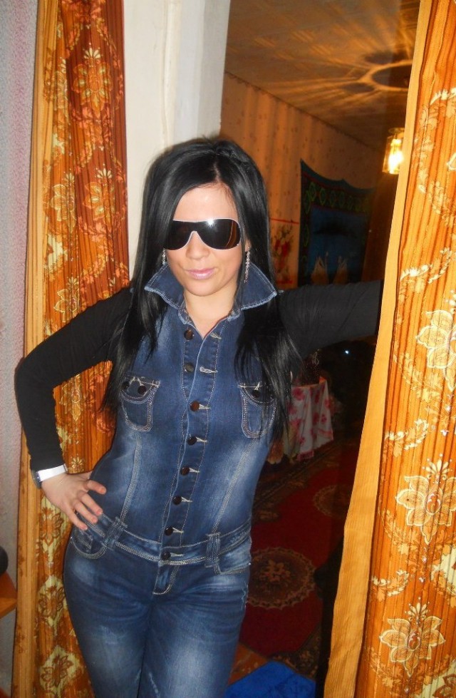 гламурные девушки из социальных сетей. девушка в сапожках соцсети. девушки в чулках домашние. женщины в сапожках из социальных сетей. деревенский гламур женщины.