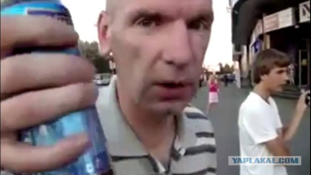 В центре Петербурга снова появились ростовые куклы-вымогатели. Работают на пару с крепким бородатым брюнетом