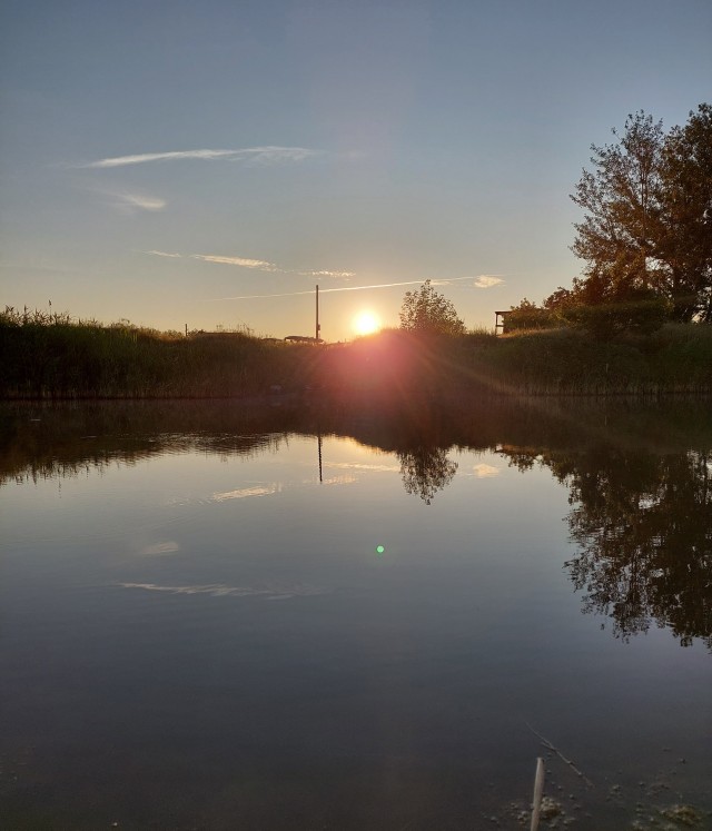 На пляжах Анапы закончились не только лежачие, но и сидячие места. Загорать там можно только стоя