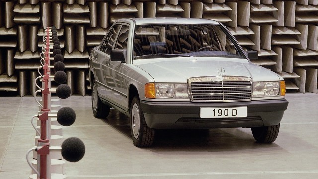 Маленький, но настоящий: как создавали Mercedes 190 и почему он стал звездой