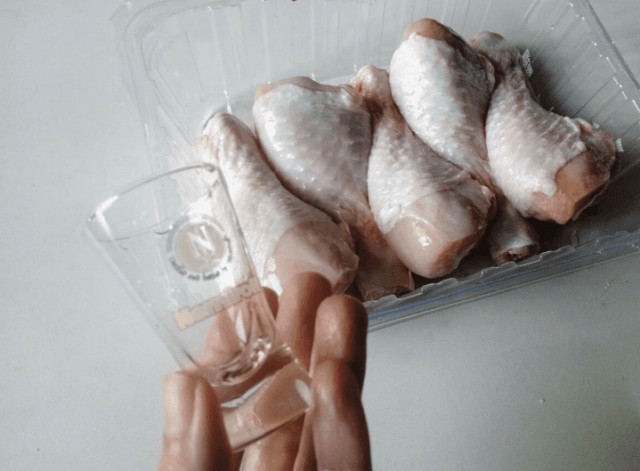 Для чего при варке мяса в кастрюлю кладут стакан или хрустальную рюмку: старинная поварская хитрость