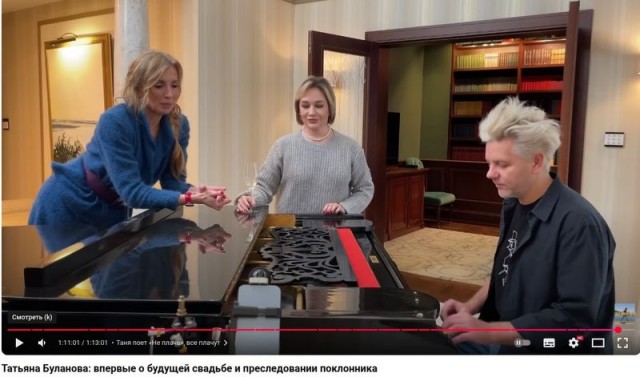 Офигенский голос у нее, тембр чума, низы с вибрацией....