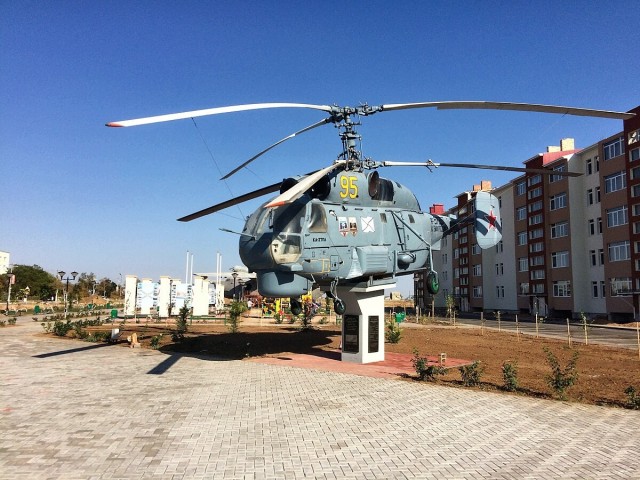 В западных соцсетях завирусился кадр с гигантской ракетой прямо во дворе — речь о памятнике «Союз-У» в Байконуре