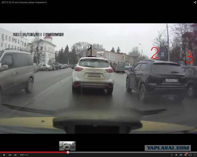 Открывая дверь авто посмотри в зеркало...