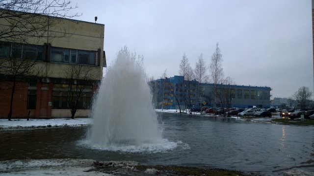 Из прорвавшихся труб в Петербурге забили два «фонтана»