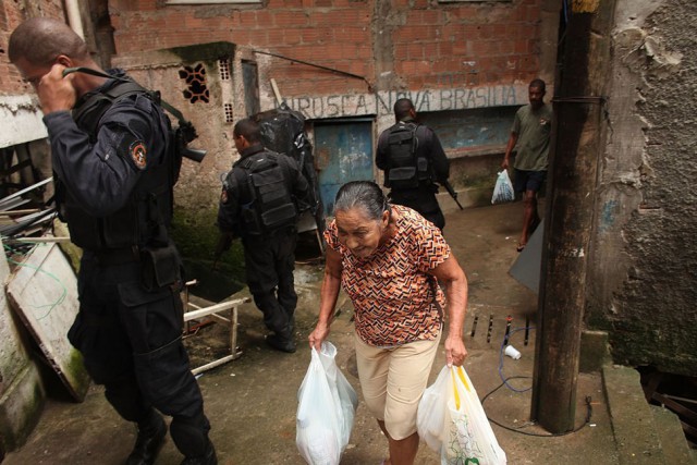 Прогулка по опасным фавелам Рио-де-Жанейро в компании бразильского спецназа