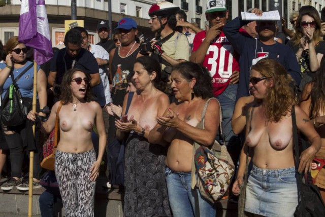 Аргентинки оголили грудь на митинге за право загорать топлес