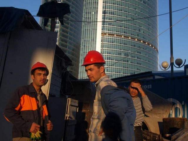 Они строят башню Федерация в Москва-Сити