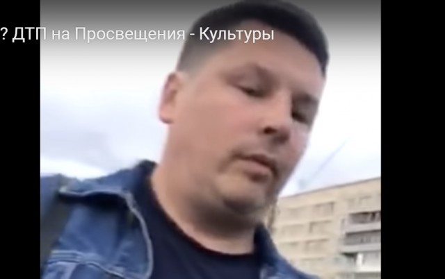 Поворотник бы включен! А ещё стоит и издевается!