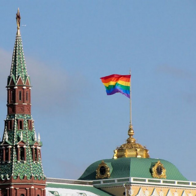 В центре Москвы женщина создала огромную голубятню, постоянно подкармливая птиц