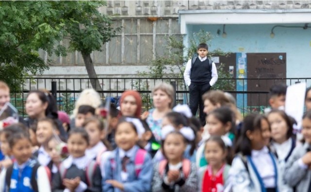 «Я не понимаю по-русски». Как мамы в хиджабах ведут детей в самую многонациональную школу в Екатеринбурге