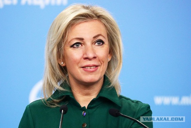 Домашние девушки в узнаваемых интерьерах