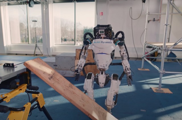 Hyundai закупает десятки тысяч роботов Atlas, которые будут собирать машины