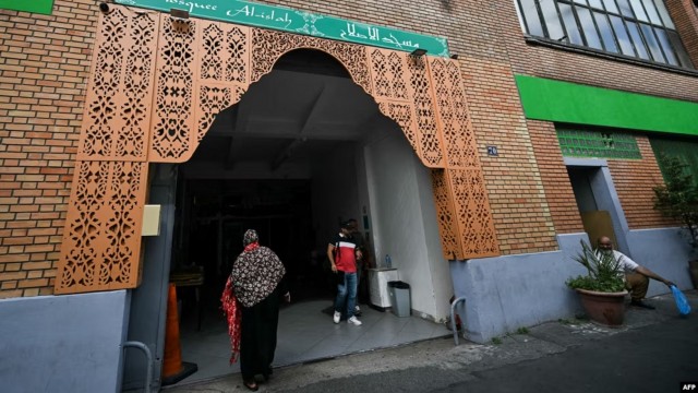 Сербия. Вброс свиных голов в мечети Франции