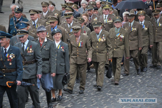 Фашисты снимают маски