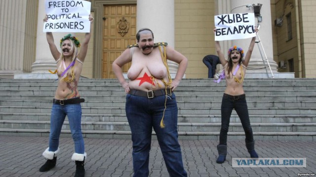 Голая активистка Femen напала на Кличко на выборах