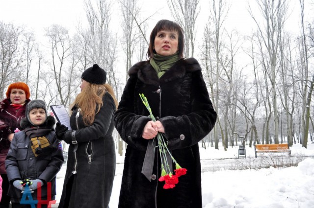 На Аллее ангелов в Донецке почтили память детей