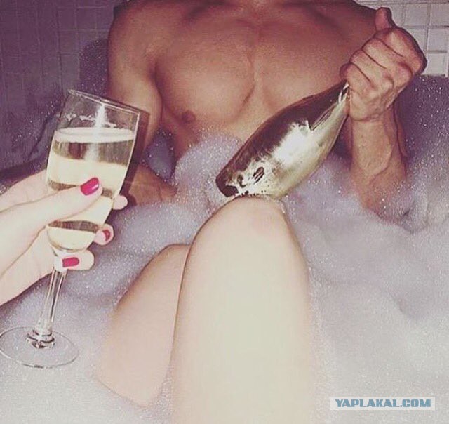 Я один сначала увидел у него в руках копчёную  рыбу?