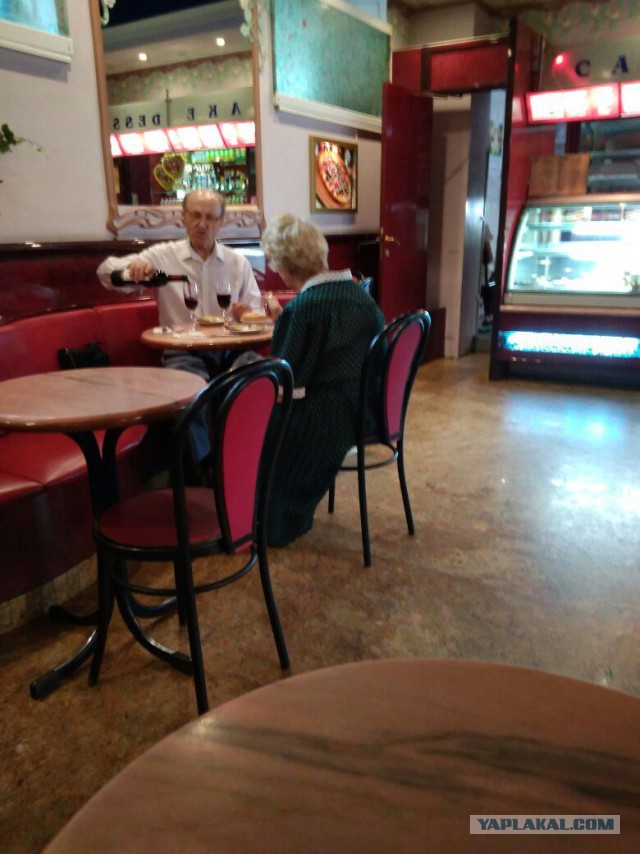Стол был накрыт на двоих...