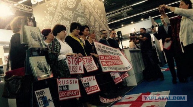 "Россия - оккупант" : что вы сделаете, если на ваш чемодан наклеят такой стикер?