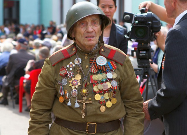 Ветеран боевых действий, подполковник ВДВ, ранетый во все места, а так же экономист и муж полковника(-цы) МВД. Знакомьтесь.